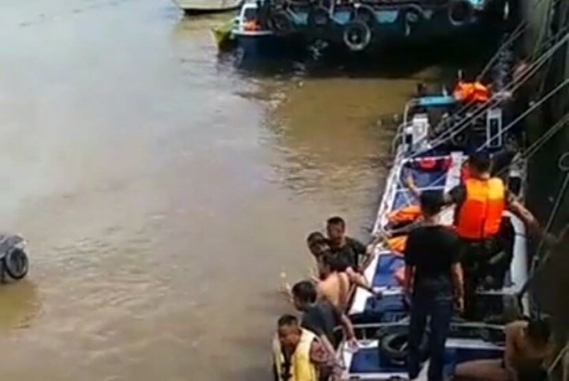 Evakuasi korban Kapal Anugerah Express yang tenggelam tak jauh dari dermaga Pelabuhan Tanjung Selor, Kalimatan Utara, Senin (1/1)