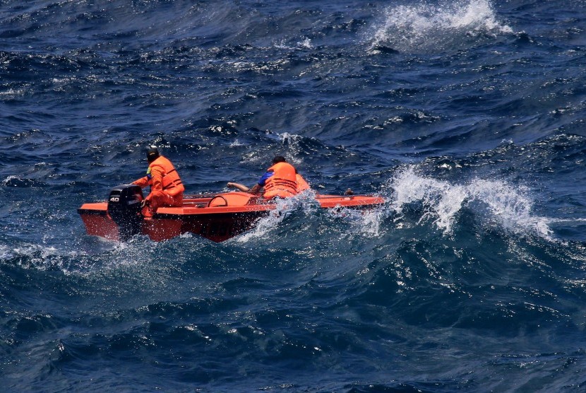 Pencarian korban kapal tenggelam. (ilustrasi)