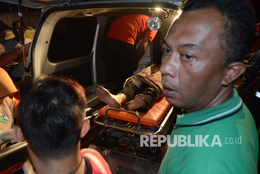 Evakuasi korban kecelakaan bus pariwisata di tanjakan Emen, Kecamatan Ciater, Kabupaten Subang, Sabtu (10/2).