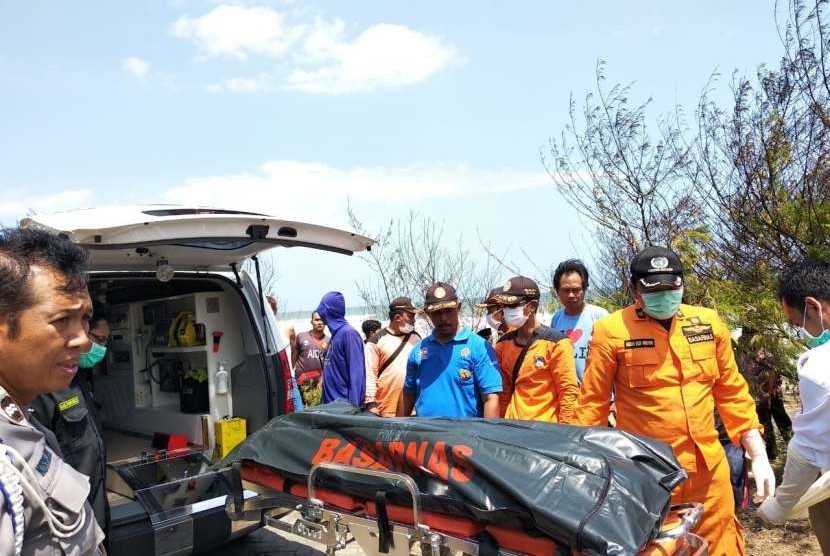 Evakuasi korban kecelakaan laut di Pantai Jatikontal oleh personil Pos Unit Siaga Basarnas Congot dan Sar Linmas wilayah V Glagah.