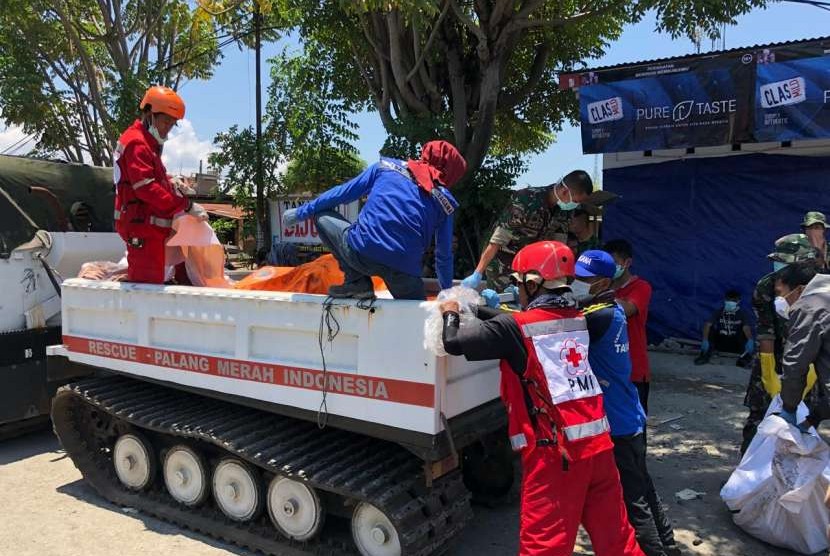 Evakuasi korban oleh tim rescue PMI di Palu, Sulteng