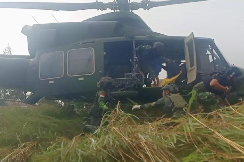 Anggota gabungan TNI-Polri lakukan evakuasi korban penembakan teroris OPM 