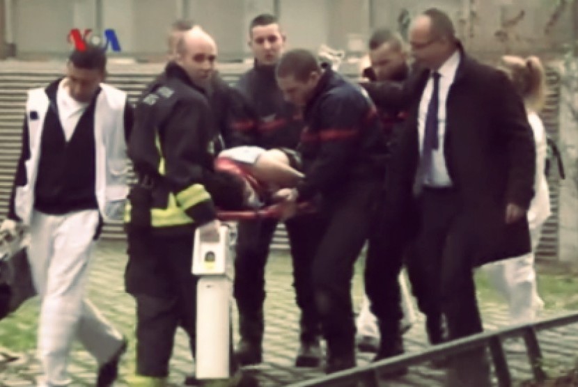 Evakuasi korban penembakan di Paris