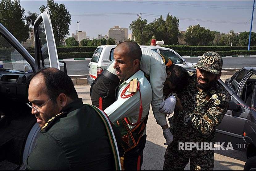Evakuasi korban penyerangan bersenjata terhadap massa sipil dan militer pada acara parade militer peringatan Perang Iran-Irak di Ahvaz, Iran, Sabtu (22/9)
