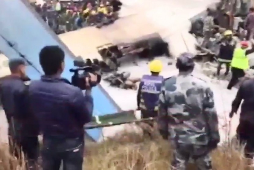 Evakuasi korban pesawat jatuh di di bandara Kathamandu, Nepal 