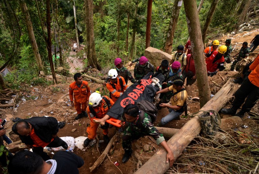 Evakuasi Korban Tambang. Tim SAR gabungan menggotong jenazah dari korban pertambang emas tanpa izin yang ambruk, Tedi Mokodompit yang akhirnya meninggal dunia usai ditemukan hidup dalam proses eevakuasi di Desa Bakan, Kabupaten Bolaang Mongondouw, Sulawesi Utara, Kamis (28/2/2019). 