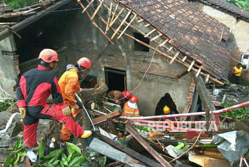 Evakuasi korban terdampak longsor dan banjir di Kabupaten Kulonprogo dan Kabupaten Gunung Kidul, DI Yogyakarta. Ilustrasi.