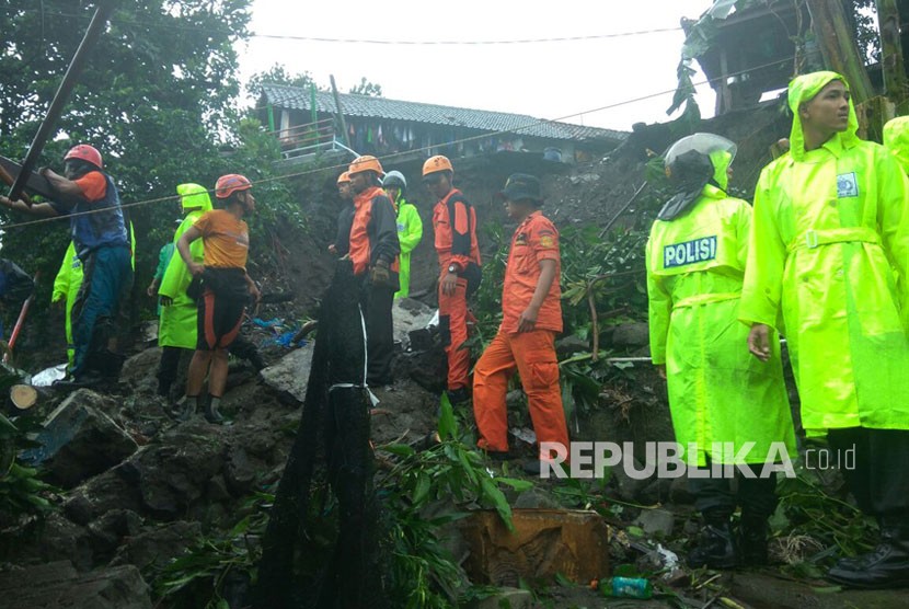 Evakuasi korban terdampak longsor dan banjir di Kabupaten Kulonprogo dan Kabupaten Gunung Kidul, DI Yogyakarta. Evakuasi dilakukan tim operasi gabungan mulai dari BPBD, Polri, TNI, dan masyarakat. Rabu (29/1)). 