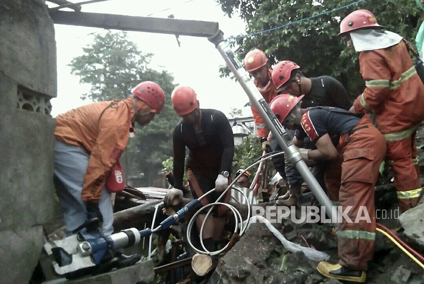 Evakuasi korban terdampak longsor dan banjir di Kabupaten Kulonprogo dan Kabupaten Gunung Kidul, DI Yogyakarta. Evakuasi dilakukan tim operasi gabungan mulai dari BPBD, Polri, TNI, dan masyarakat. Rabu (29/1)). 