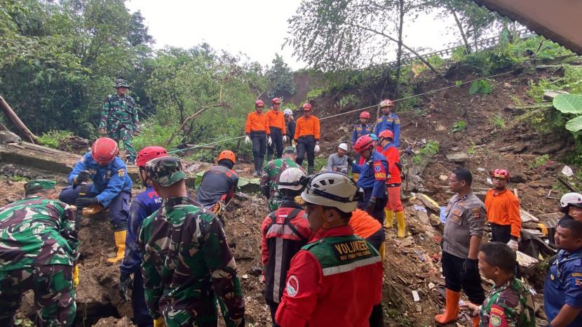 Evakuasi korban terkendala material yang tebal dan alat berat sulit masuk ke lokasi kejadian.