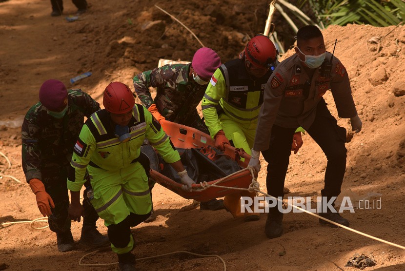 Evakuasi Korban. Pasangan suami istri meninggal akibat terseret banir bandang di Kota Parepare, Sulawesi Selatan. (Ilustrasi)