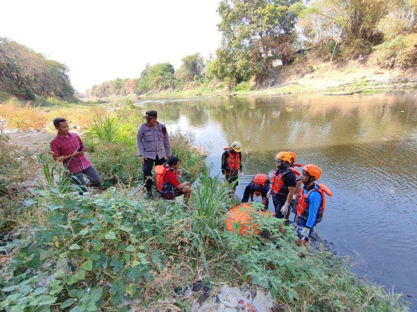 Evakuasi mayat pria tanpa identitas di aliran sungai Bengawan Solo di wilayah Sragen. 