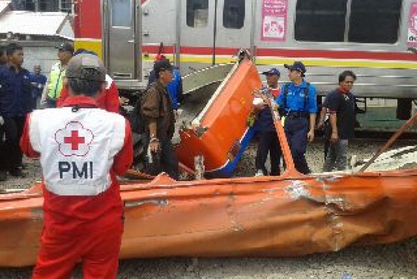 Evakuasi Metromini di perlintasan Stasiun Angke