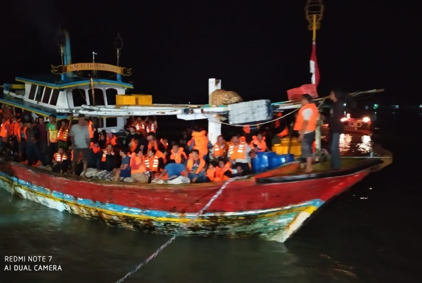 Evakuasi para penumpang kapal KM Santika Nusantara juga dibantu oleh kapal-kapal tradisional dan juga kapal rakyat setempat.