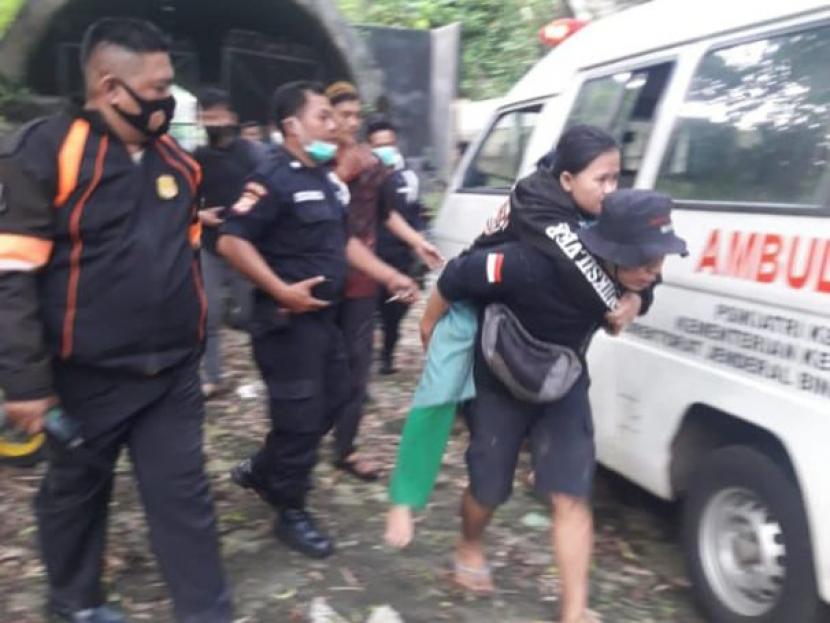 Evakuasi pasien RSJ Marzoeki Mahdi, usai diduga meloncat dari Jembatan Cisadane, Kelurahan Menteng, Kecamatan Bogor Barat, Kota Bogor, Senin (25/10).