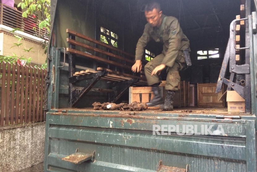 Evakuasi Penemuan Mortir. Personel TNI memindahkan granat mortir yang ditemukan di halaman depan rumah warga di Jalan Ir Juanda, Kelurahan Dago, Kecamatan Coblong, Kota Bandung, Rabu (6/3). Total, ada 119 granat mortir yang ditemukan. TNI juga telah menghentikan proses pencarian. 