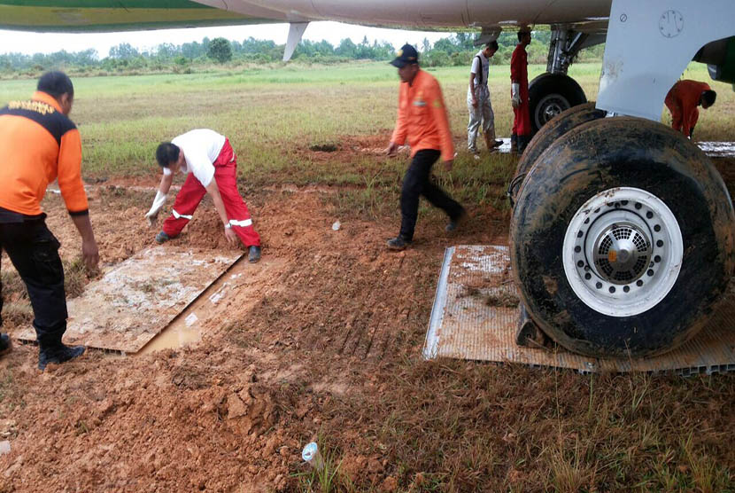 Evakuasi pesawat Citilink yang tergelincir di Bandara Internasionbal Minangkabau, Senin (3/8). 