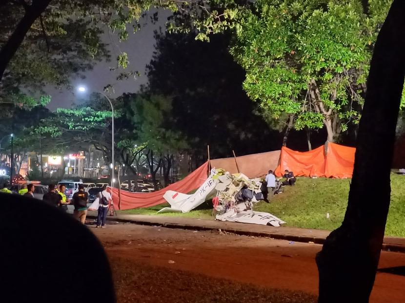 Evakuasi pesawat ringan PK-IFP milik Indonesia Fsying Club yang jatuh di Jalan Lapangan Sunburst, BSD, Serpong, Tangerang Selatan.