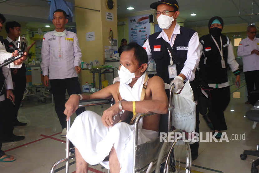 Evakuasi terakhir lima jamaah haji di Klinik Kesehatan Haji Indonesia (KKHI) Daker Madinah pada 2017.. 