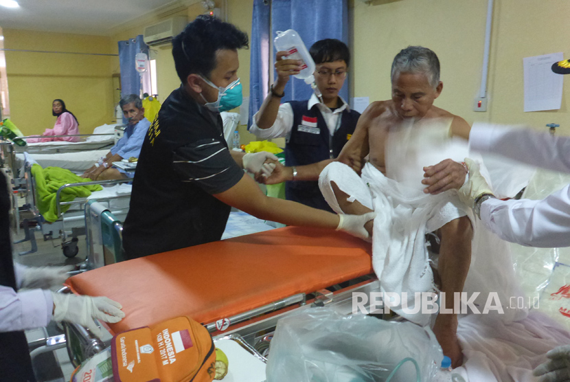 Evakuasi terakhir lima jamaah haji di Klinik Kesehatan Haji Indonesia (KKHI) Daker Madinah, Senin (21/8). Namun, masih ada empat jamaah haji yang sebetulnya bisa dievakuasi, tapi terkendala paspor.