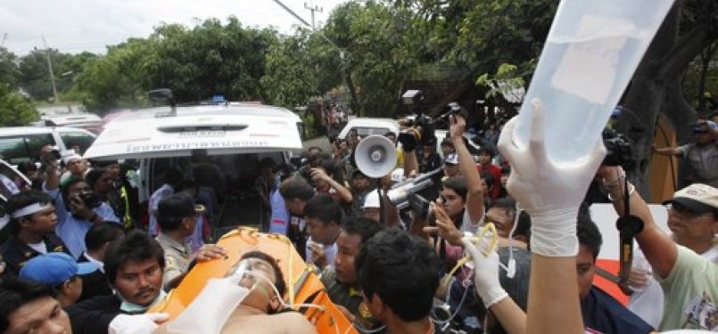 Evakuasi terhadap penguni apartemen yang terluka setelah bangunan runtuh diterjang banjir di Saraburi, Thailand, Selasa (13/9)