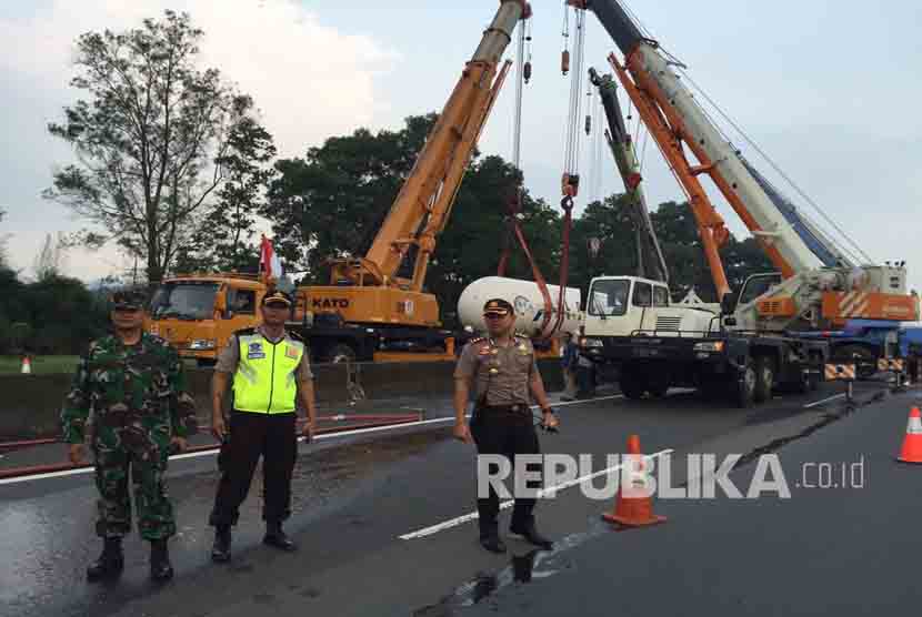  Evakuasi Truk tangki bermuatan liquefied petroleum gas (LPG) atau elpiji milik Pertamina yang terguling di Jalan Tol Jagorawi KM 44 +200A arah Ciawi.