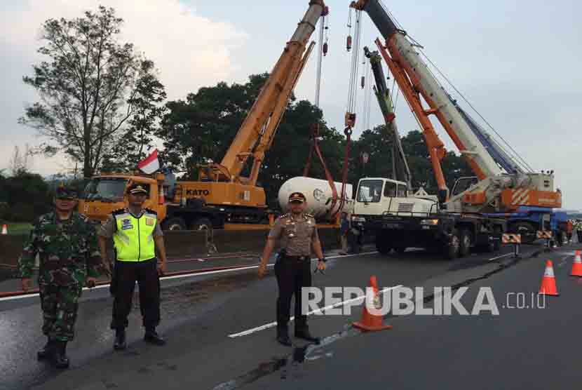 Evakuasi truk tangki bermuatan liquefied petroleum gas (LPG) atau elpiji milik Pertamina yang terguling di Jalan Tol Jagorawi KM 44 +200A arah Ciawi.