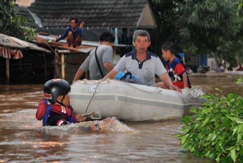 Evakuasi warga akibat banjir di Muara Gembong, Kabupaten Bekasi
