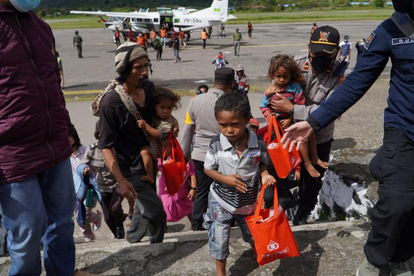 Evakuasi warga Kiwirok ke Oksibil
