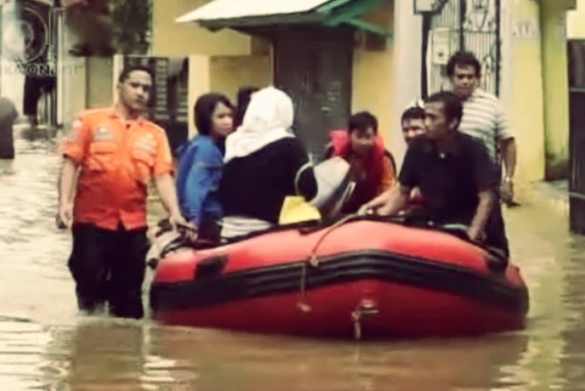Evakuasi warga korban banjir di Cililitan, Jakarta Timur