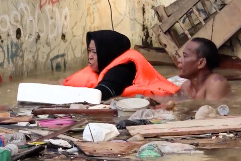 Evakuasi warga terdampak banjir di kawasan Kampung Melayu, Jakarta Timur