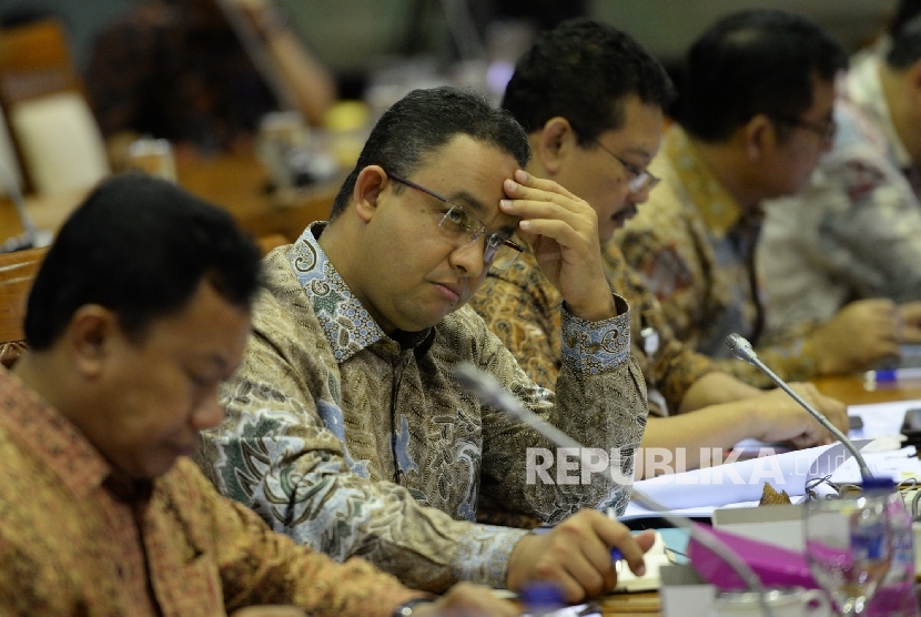 Evaluasi Ujian Nasional. Menteri Pendidikan dan Kebudayaan Anies Baswedan mengikuti rapat kerja bersama Komisi X DPR RI di Komplek Parlemen Senayan, Jakarta, Rabu (25/5). (Republika/Wihdan)