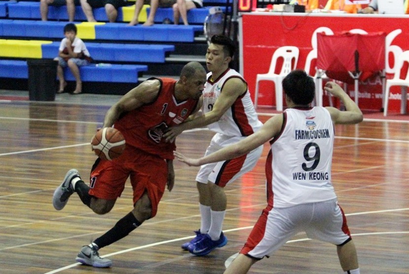 Evan Brock (1), pebasket Hang Tuah Sumsel asal Amerika Serikat, menerobos pertahanan lawan, Farmchochem Malaysia, dalam lanjutan laga di turnamen Mutiara Champions Cup yang digelar di Bukit Serindit Indoor Basketball Court, Melaka, Malaysia, Minggu (30/8) 