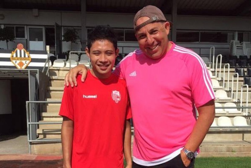 Evan Dimas bersama Pelatih Llagostera Oriol Alsina