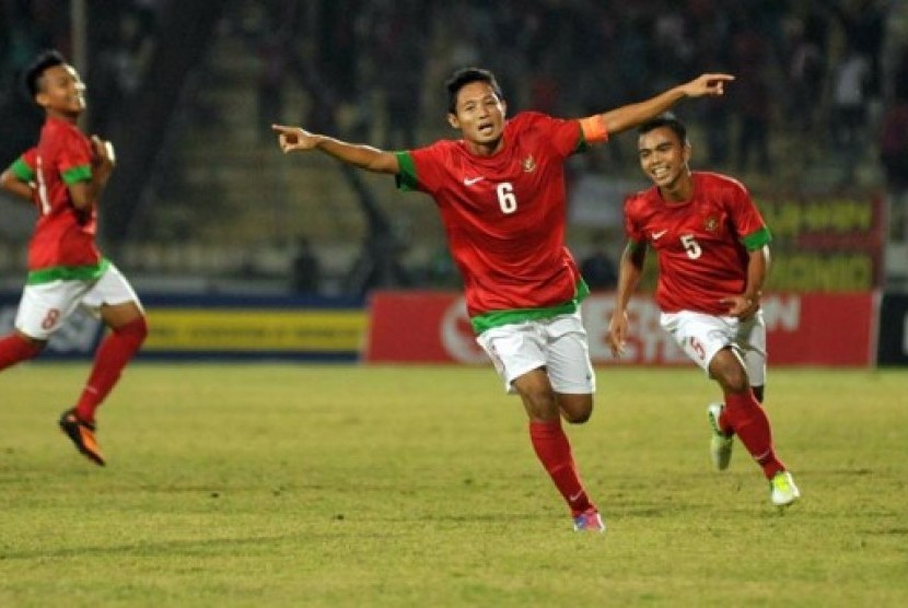 Evan Dimas (tengah)