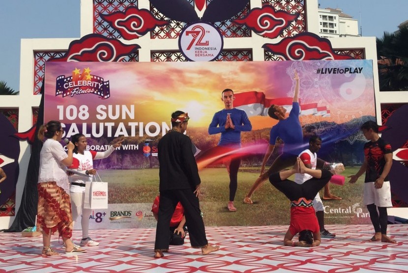Event Yoga Sun Salutation yang diadakan oleh salah satu tempat gym ternama di Indonesia Celebrity Fitness di Tribeca Park, Central Park Jakarta.