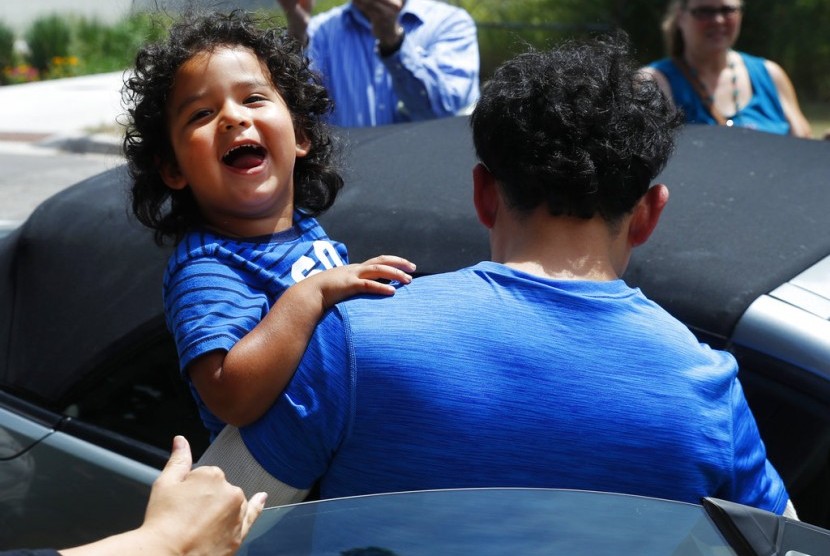 Ever Reyes Mejia masuk ke dalam kendaraan setelah dipertemukan kembali dengan putranya di Grand Rapids, Michigan. Pemerintah Amerika Serikat mengklaim pada 19 Juli 2018 sudah menyatukan 364 anak usia lima tahun ke atas dengan keluarga mereka.