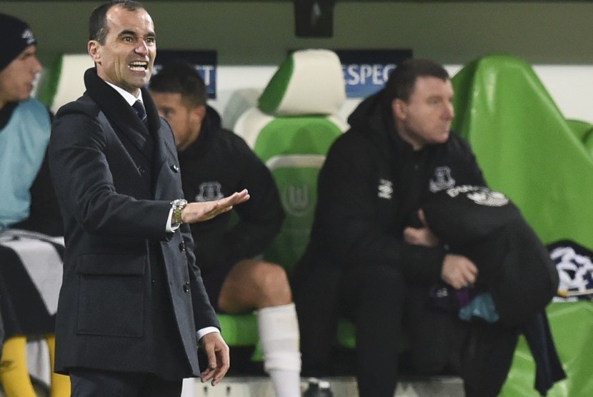 Everton's coach Roberto Martinez gestures during their Europa League Group H soccer match against Wolfsburg in Wolfsburg, November 27, 2014. 