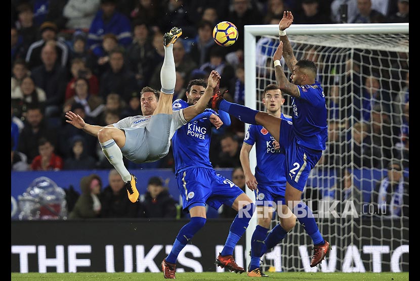 Everton's Phil Jagielka berusaha melakukan bicycle-kick  pada pertandingan Liga Primer Inggris di Stadion King Power Stadium, Leicester, Inggris.