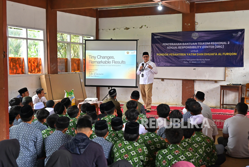 EVP Telkom Regional 2 Edie Kurniawan menyampaikan materi self-development yang komprehensif pada para santri 