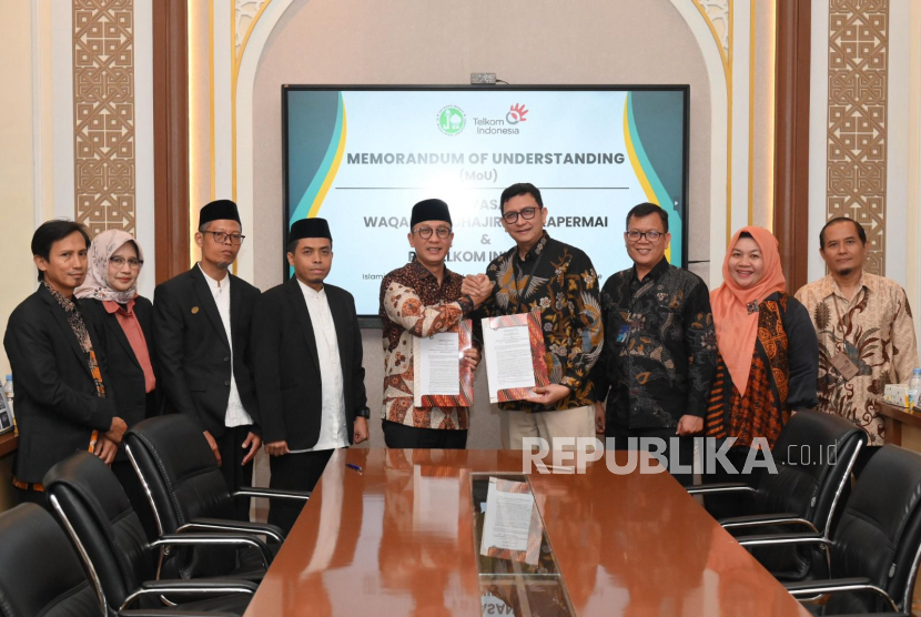 EVP Telkom Regional II Edie Kurniawan (Keempat dari kanan) dan Ketua Yayasan Waqaf Al Muhajirien Jakapermai Mohammad Syafiudin (Kelima dari kiri) beserta jajaran dari masing-masing pihak usai penandatanganan MoU, di Bekasi, Jumat (18/7).