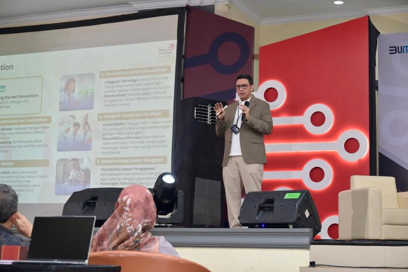 EVP Telkom Regional II, PT Telkom Indonesia E Kurniawan menjadi salah seorang narasumber di Pelatihan Digital Learning