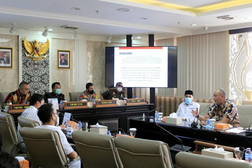 ewan Perwakilan Rakyat Daerah (DPRD) Provinsi Jawa Barat menerima, kunjungan kerja Mahkamah Kehormatan Dewan (MKD) DPR RI Gedung DPRD Jabar, Senin (5/4)