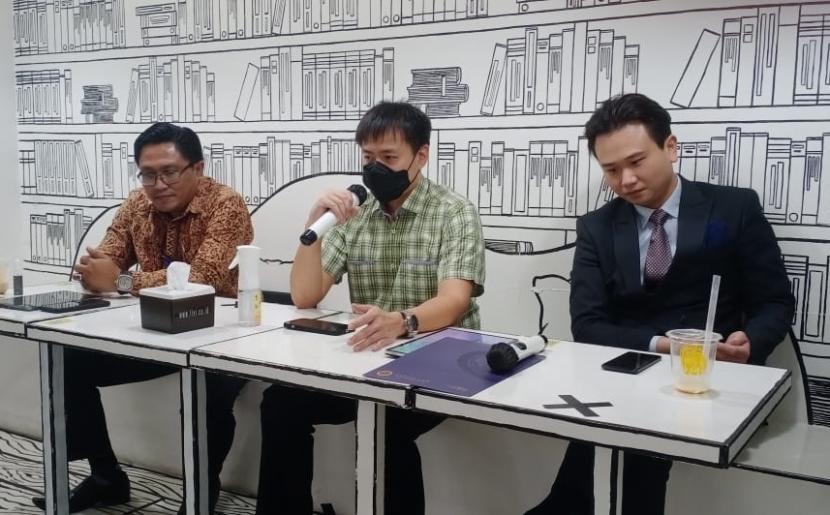 Ex-Managing Partner CLS Knights Surabaya Christopher Tanuwidjaja (tengah) bersama kuasa hukum Yayasan CLS Michael Sugijanto (kanan) dan Anthonius Adhi.