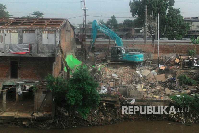 Excavator mulai menghancurkan bangunan di Bukit Duri, Jakarta Selatan, Rabu (28/9)