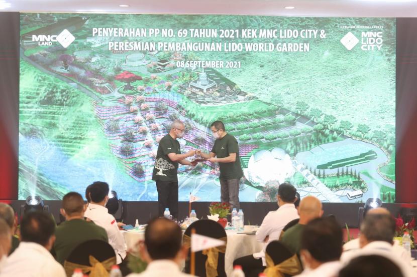 Executive Chairman MNC Group, Hary Tanoesoedibjo (kanan) menerima Peraturan Pemerintah (PP) No. 69 Tahun 2021 tentang penetapan area tersebut sebagai Kawasan Ekonomi Khusus (KEK) Pariwisata MNC Lido City dari Deputi Bidang Koordinasi Pengembangan Wilayah dan Tata Ruang Kemenko Perekonomian Wahyu Utomo (kiri), di Lido, Bogor pada Rabu (8/9).