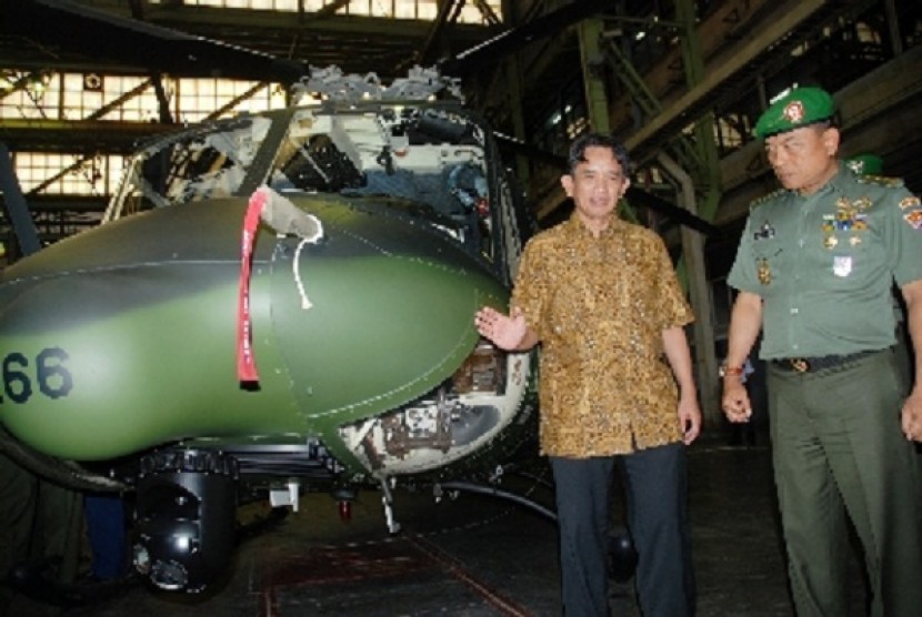 Executive Director of IAe, Budi Santoso (left) and Deputy Chief of Army Staff, Liutenant General Moealdoko, inspect choppers made by IAe in Bandung, West Java, on Friday. 