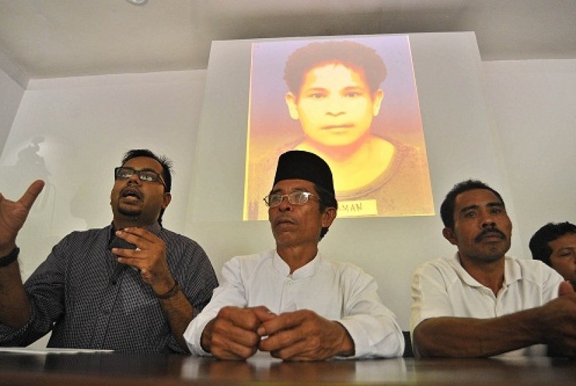 Executive Koordinator of Commission for the Disappeared and Victims of Violence, Haris Anwar (left) and family members of three Indonesian workers shoot in Malaysia, hold a pers conference in Jakarta, recently.  