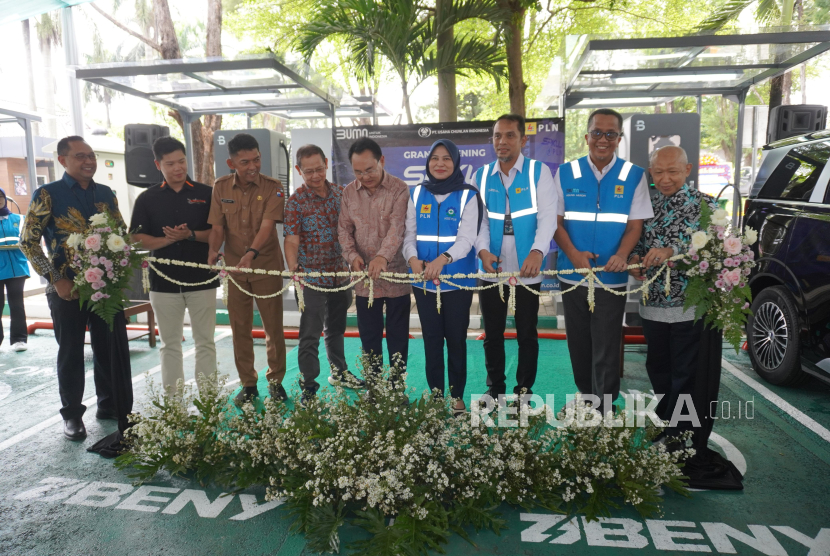 Executive Vice President Pengembangan Produk Niaga PLN, Ririn Rachmawardini (keempat dari kanan)  saat meresmikan SPKLU Center Rest Area 38B Tol Jagorawi, Kota Bogor, Senin (24/3/2025).