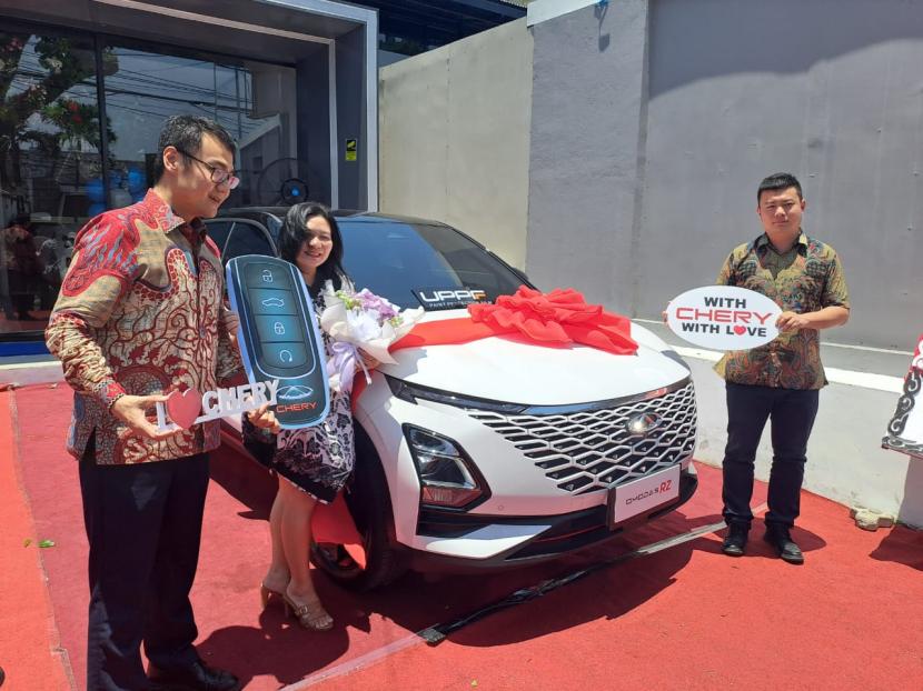 Executive Vice President PT Chery Sales Indonesia Qu Ji Zong (Mr Frank) memberikan mobil ke konsumen saat grand opening dealer Chery Inti Bandung.